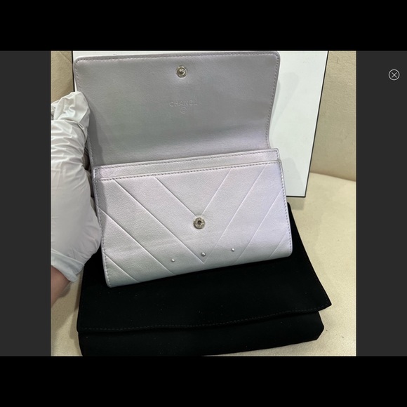 CHANEL Iridescent Pearl Wallet - Picture 8 of 16